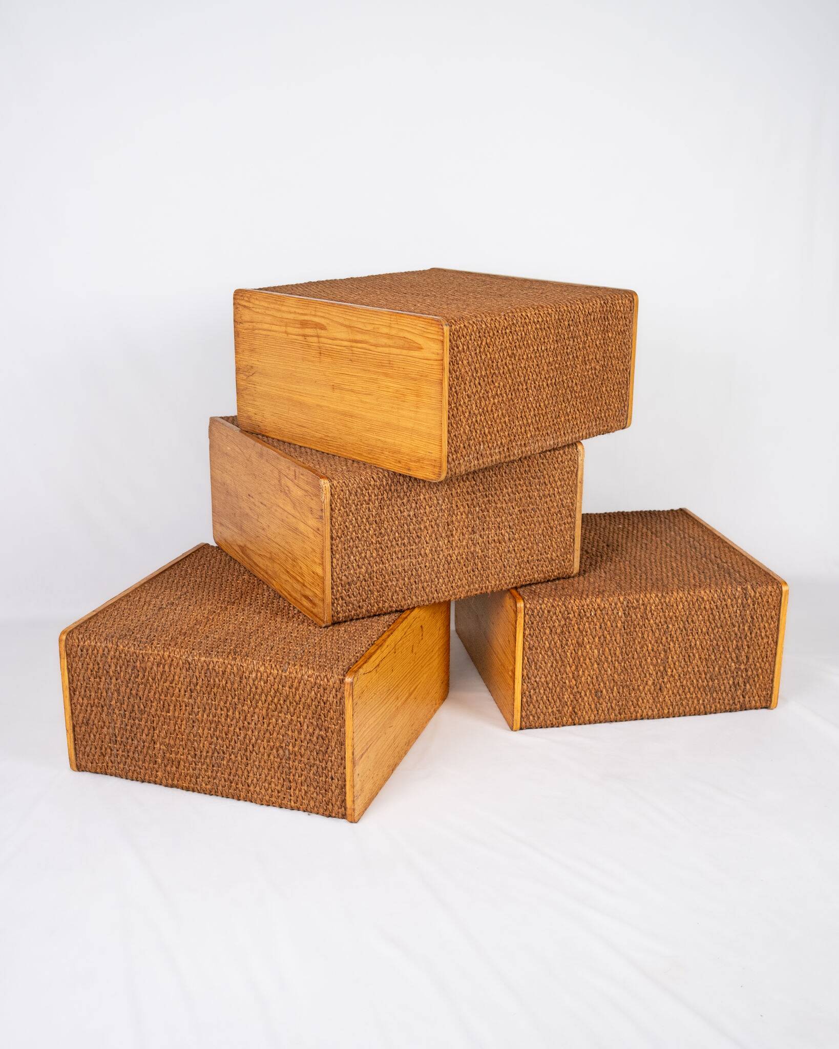 Series of 4 low tables made of cord and pine, France, 1980s.