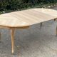 Table ronde extensible ovale style Louis XV rénovée en bois brut