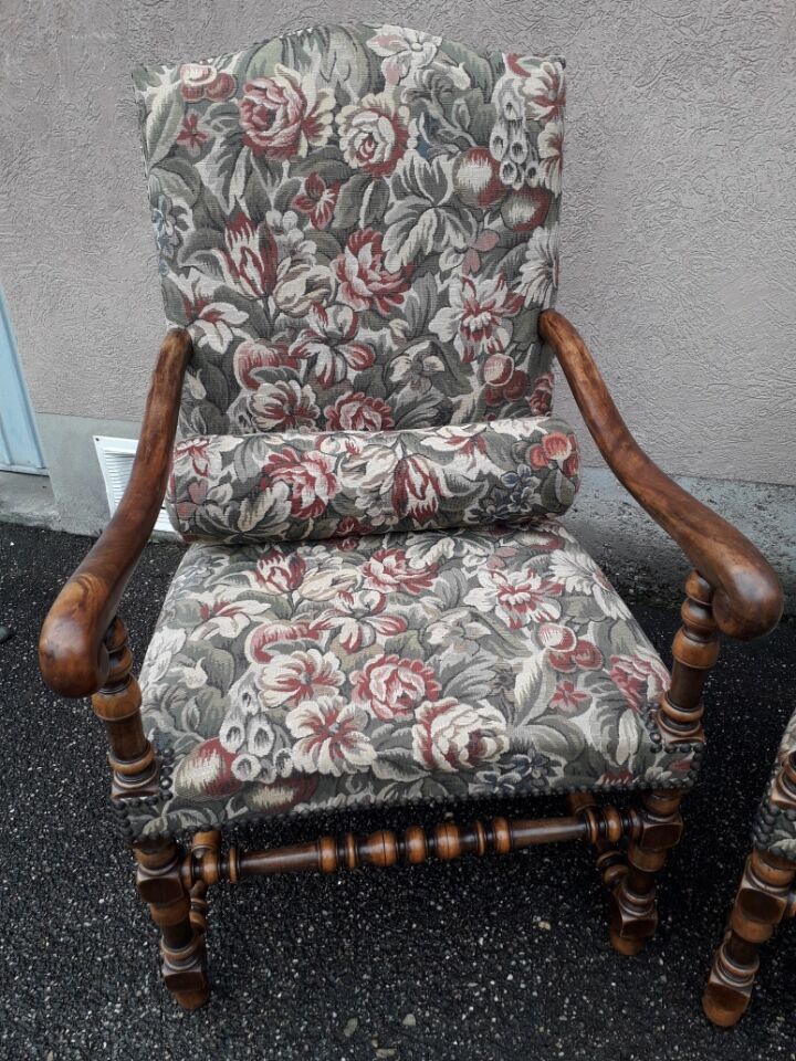 Paire de fauteuils style  Louis XIII