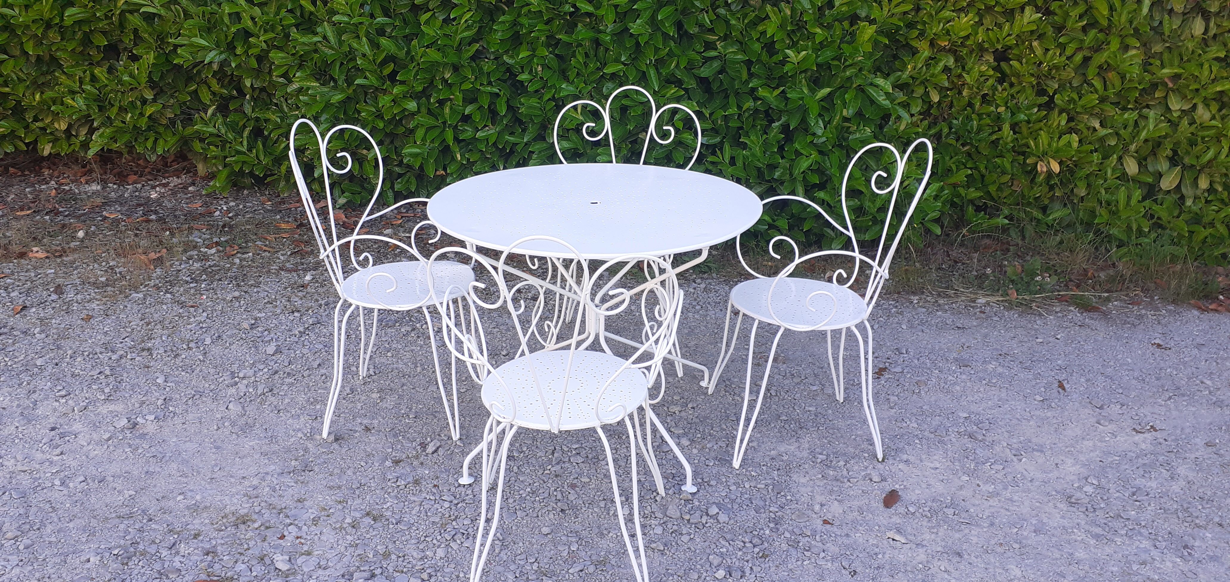 Salon de jardin 1 table 4 fauteuils en fer forgé blanc ancien.