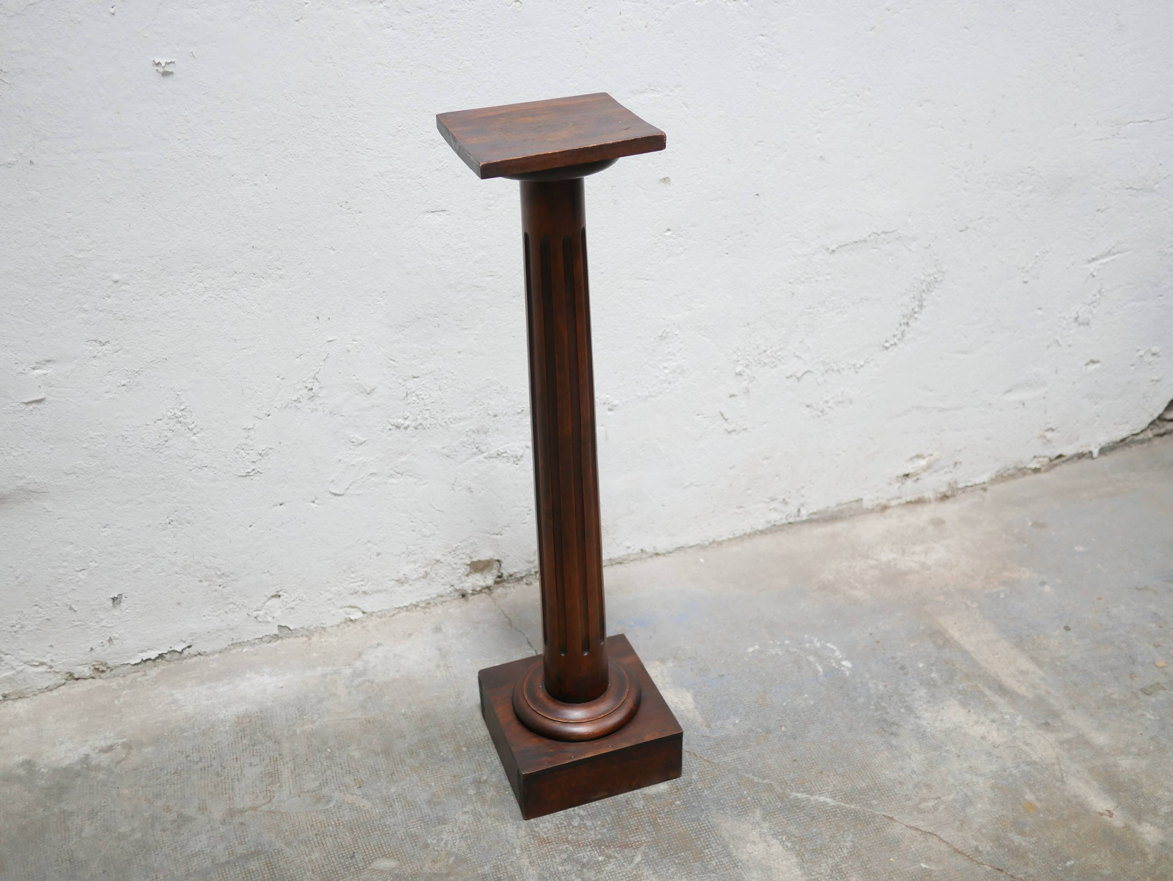 Colonne ancienne en bois