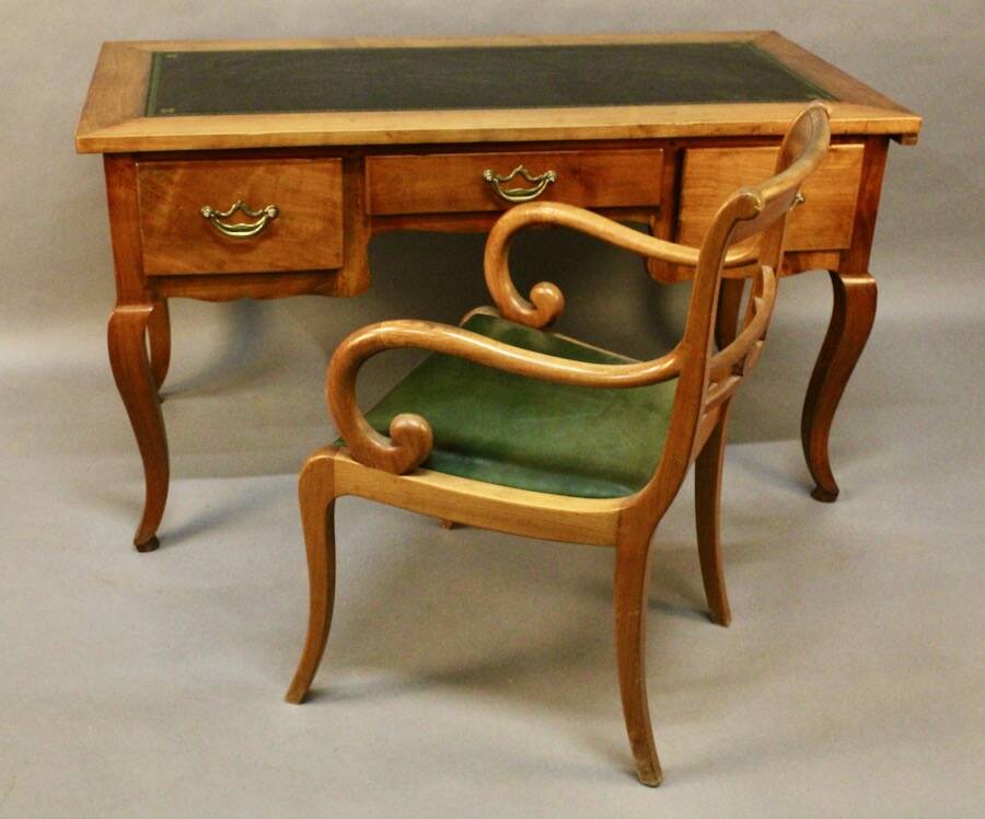Bureau plat en merisier et son fauteuil