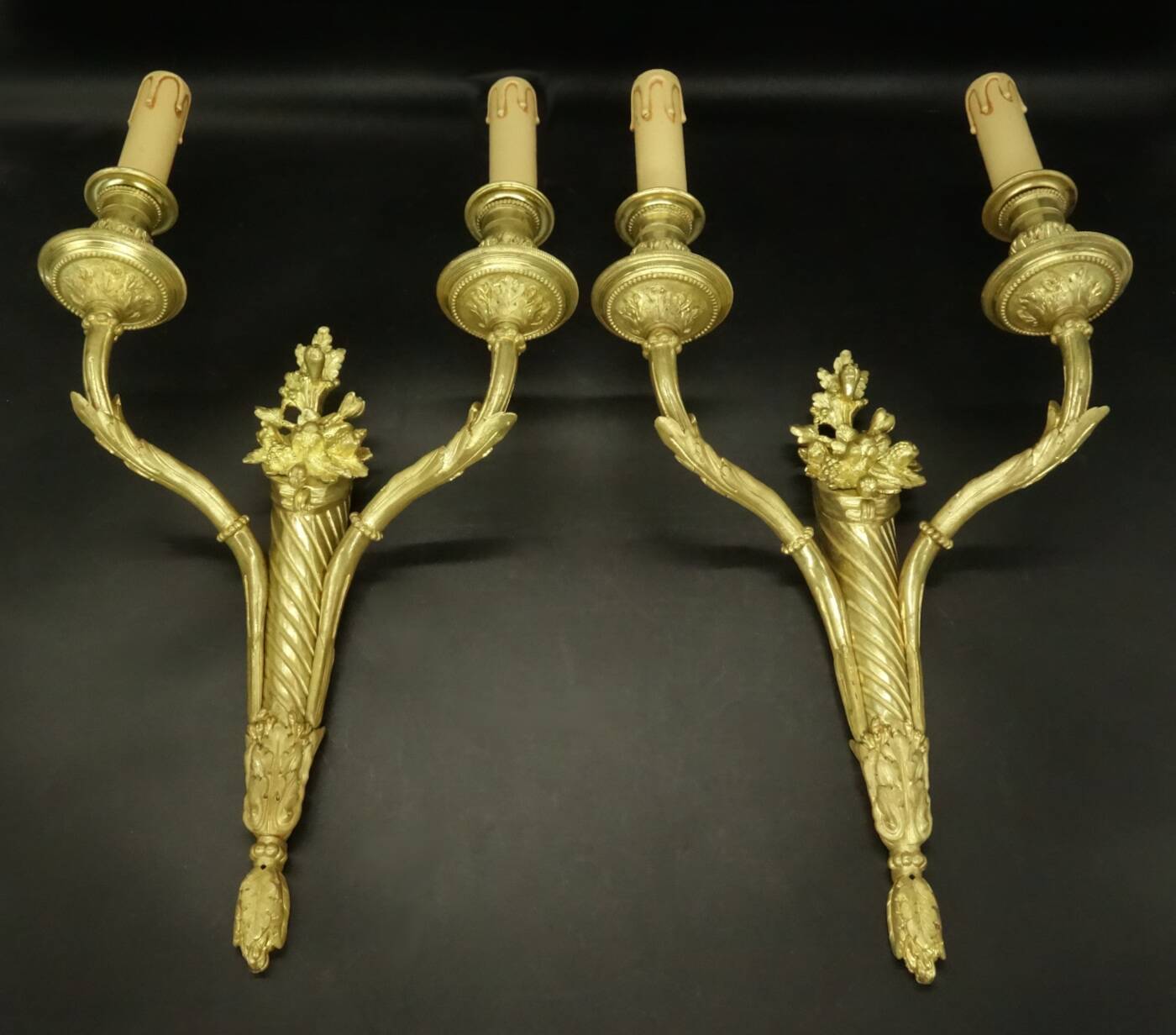 Pair of large wall sconces with flowers in the Louis XVI style from the 19th century - gilded bronze.