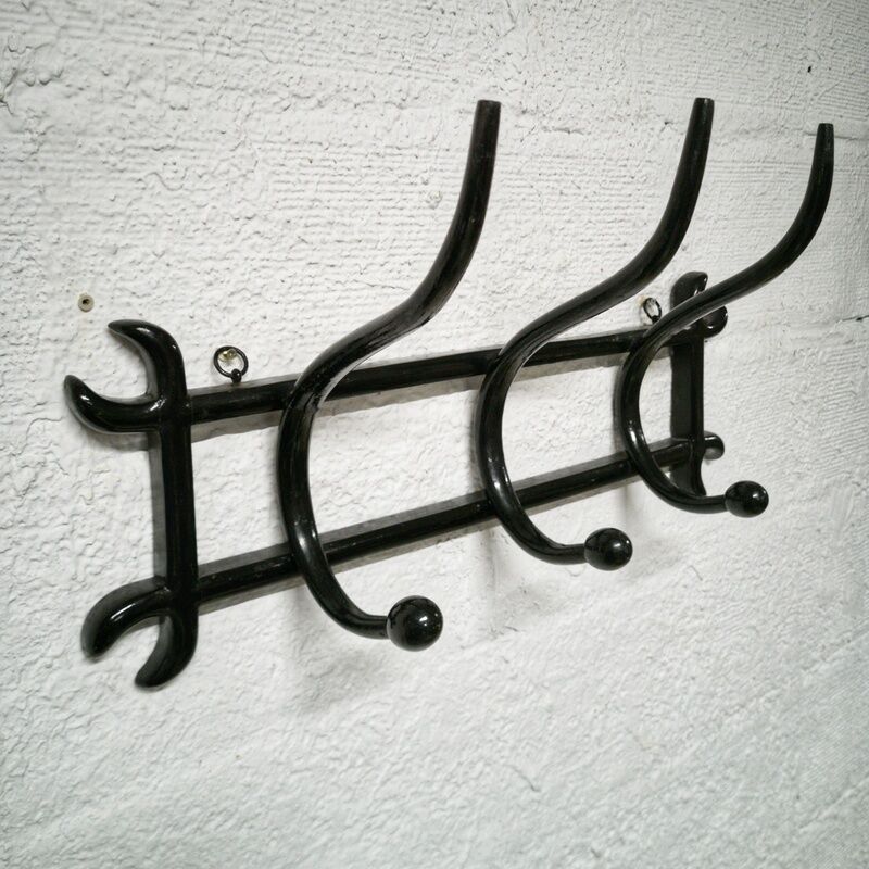 Wall coat rack in curved wood