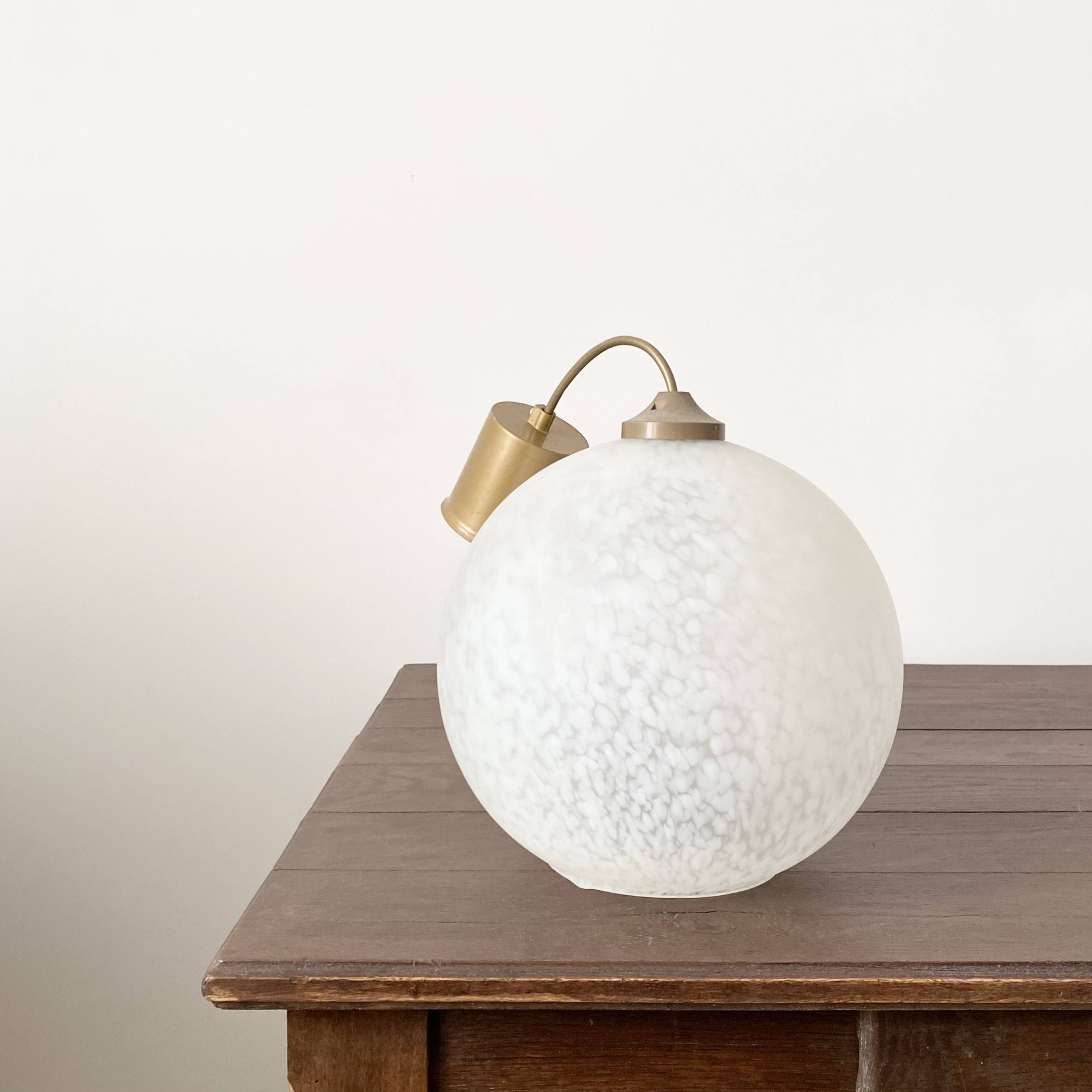 Clichy glass ball suspension
