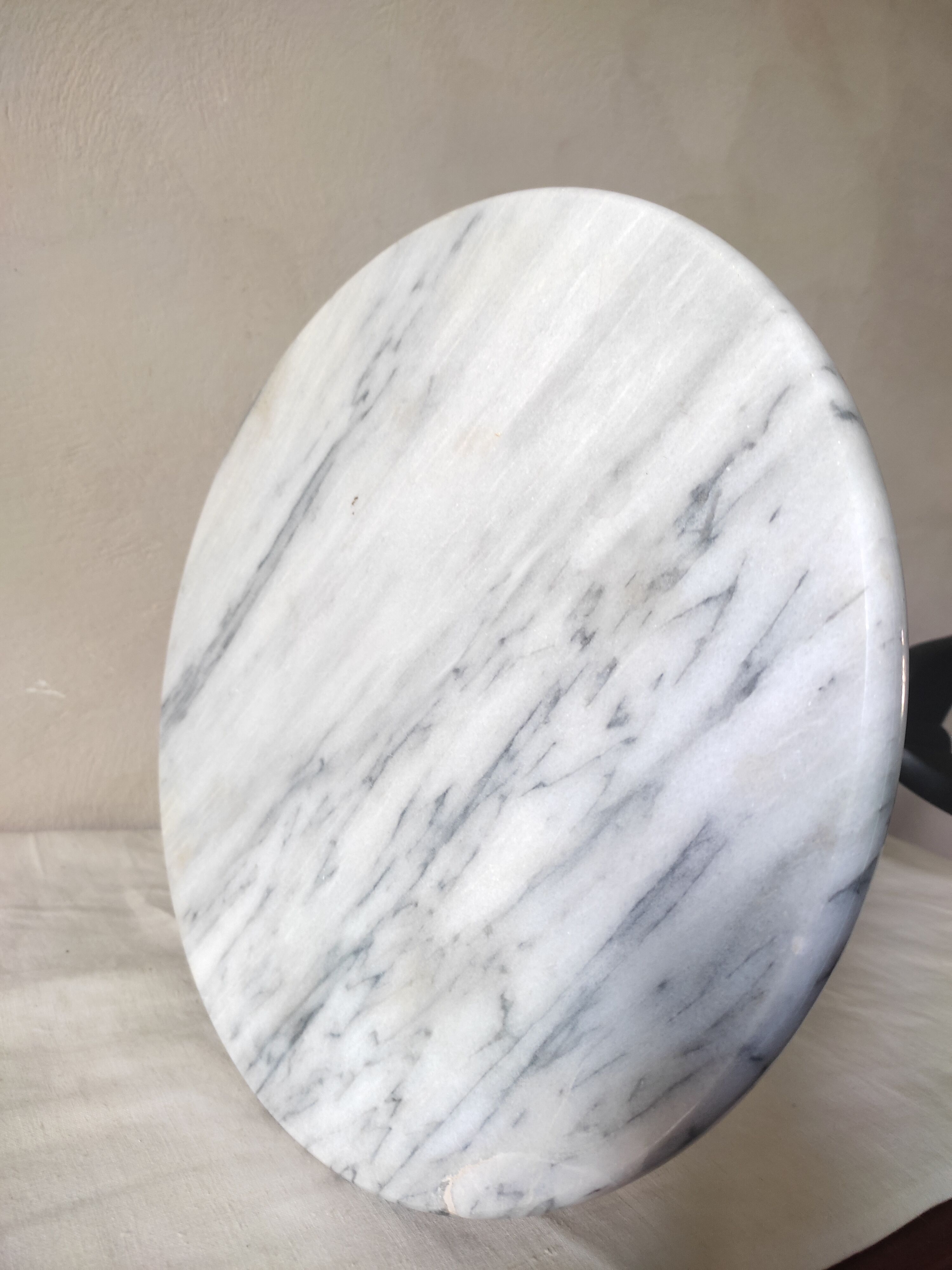 Marble tripod sellette
