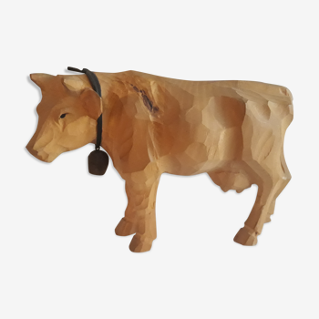 Vache en bois sculpté