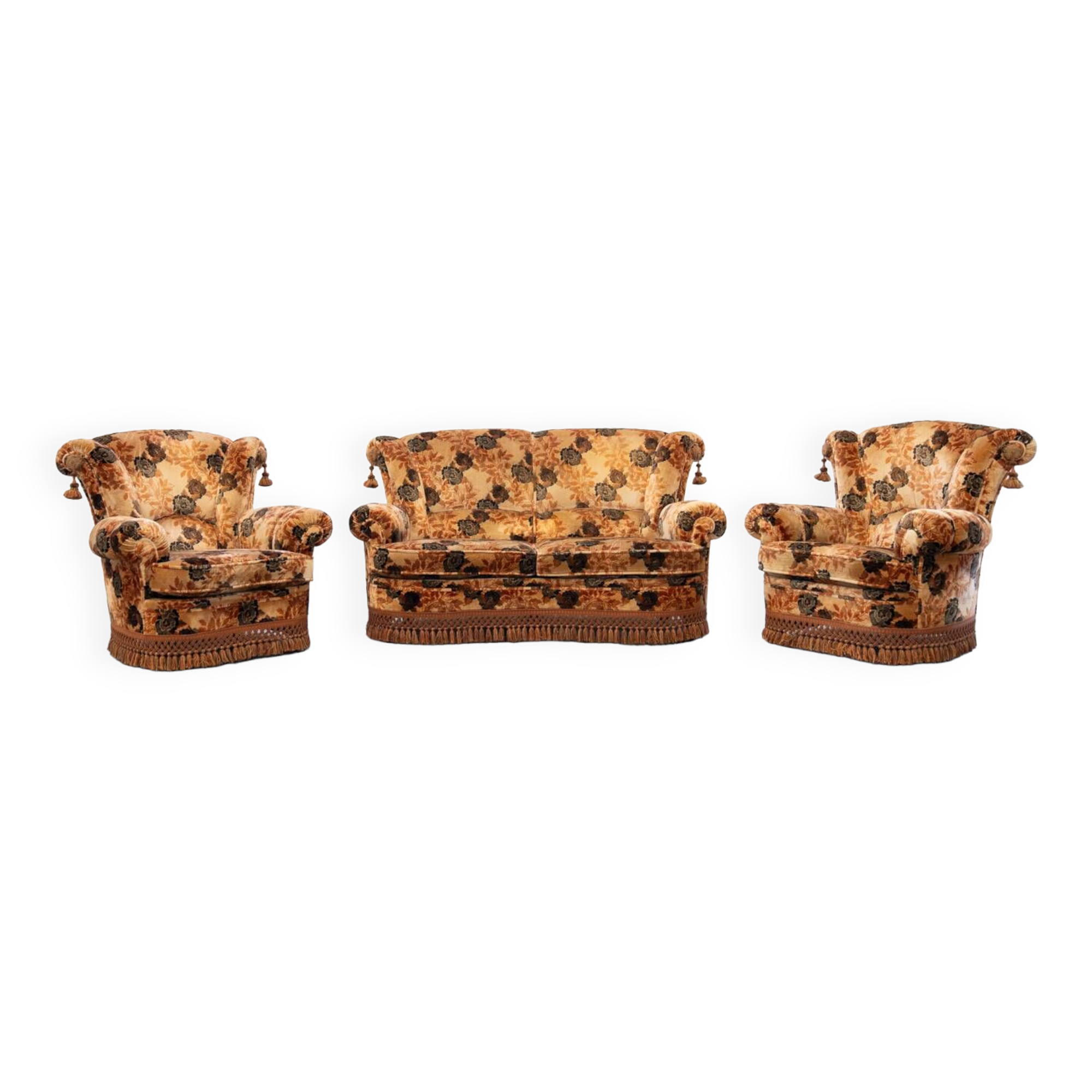 Living room composed of a 3-seater sofa and 2 armchairs, baroque style from the 1970s.