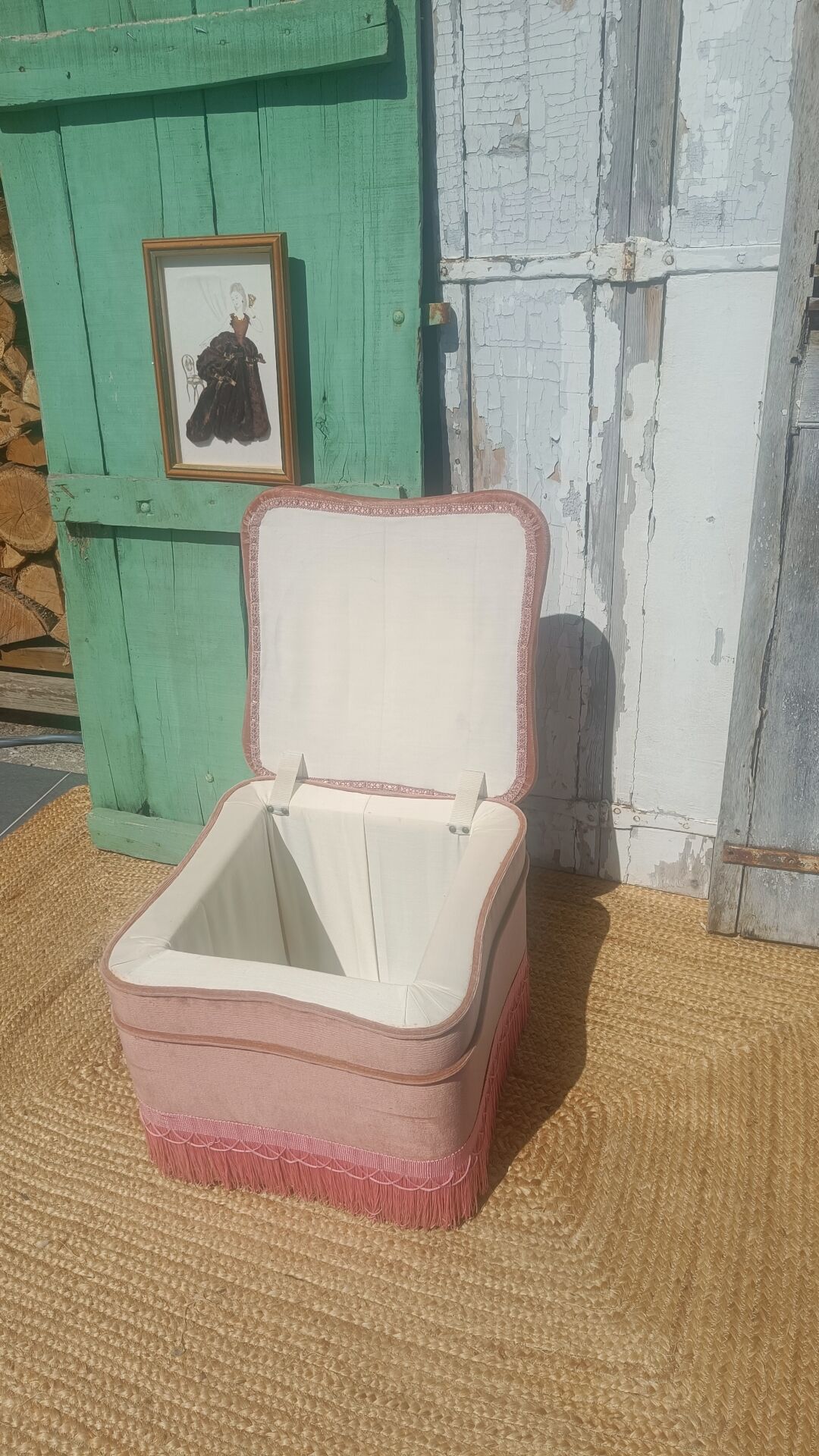 Pouf coffre en velours rose à franges, vers 1950-1960