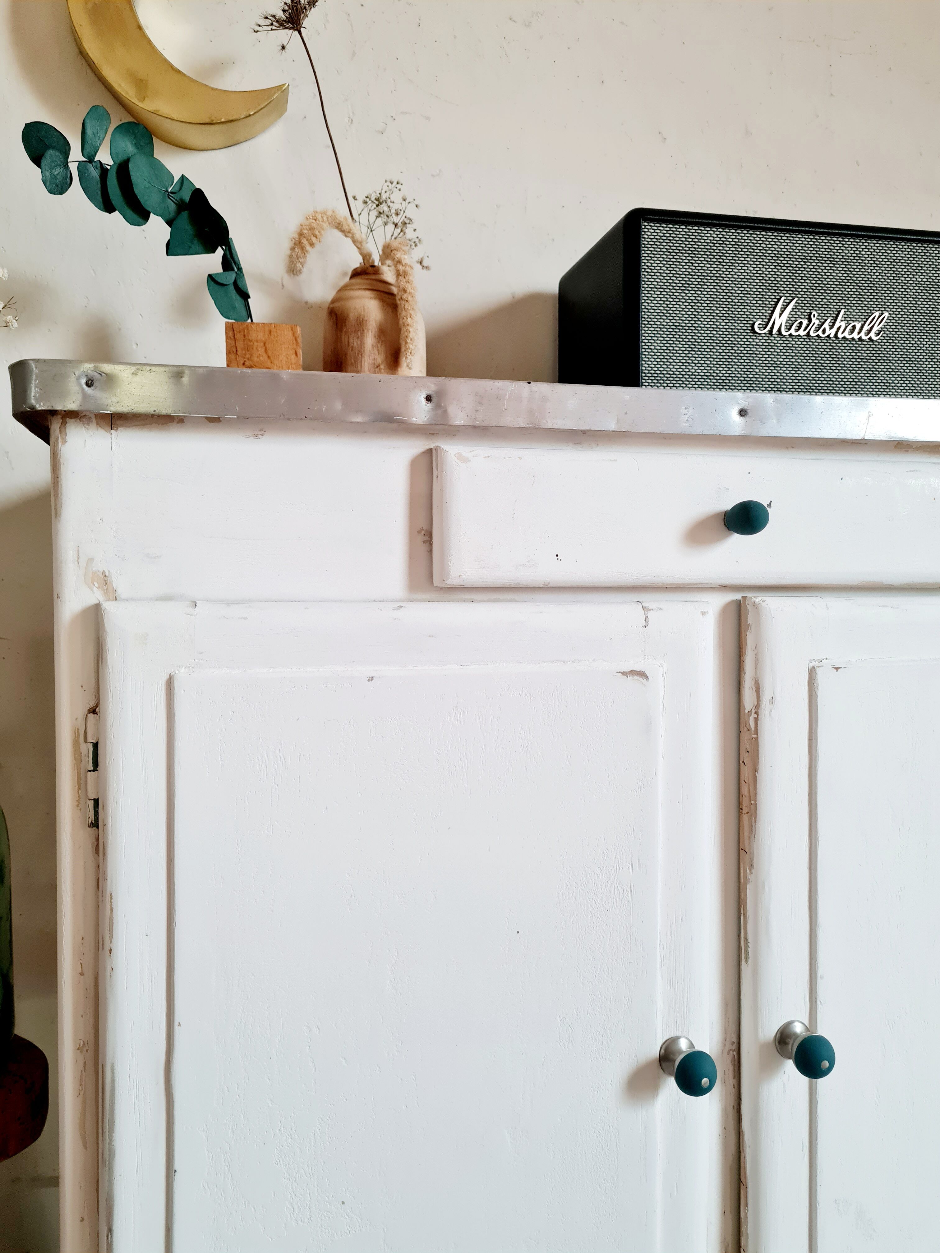 Buffet down Mado renovated tropical paper