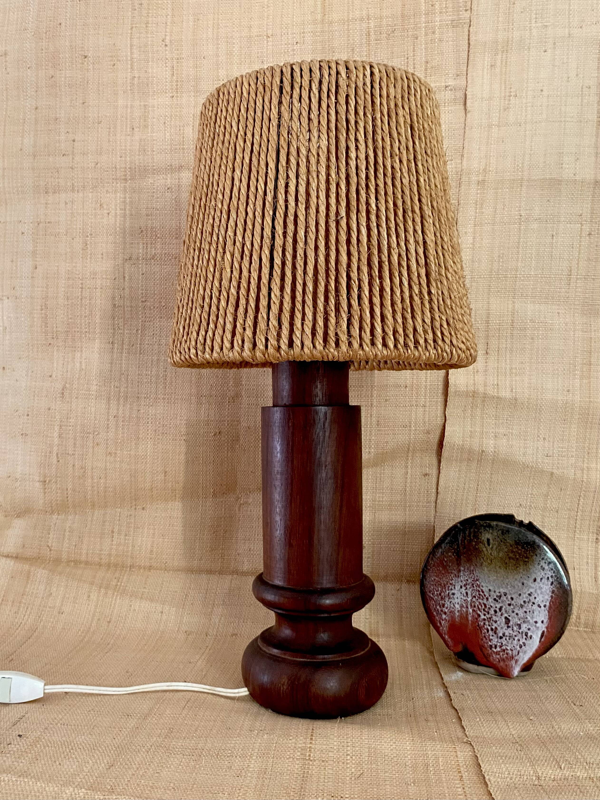 Lampe bois, câble tissu, abat-jour coco années 70