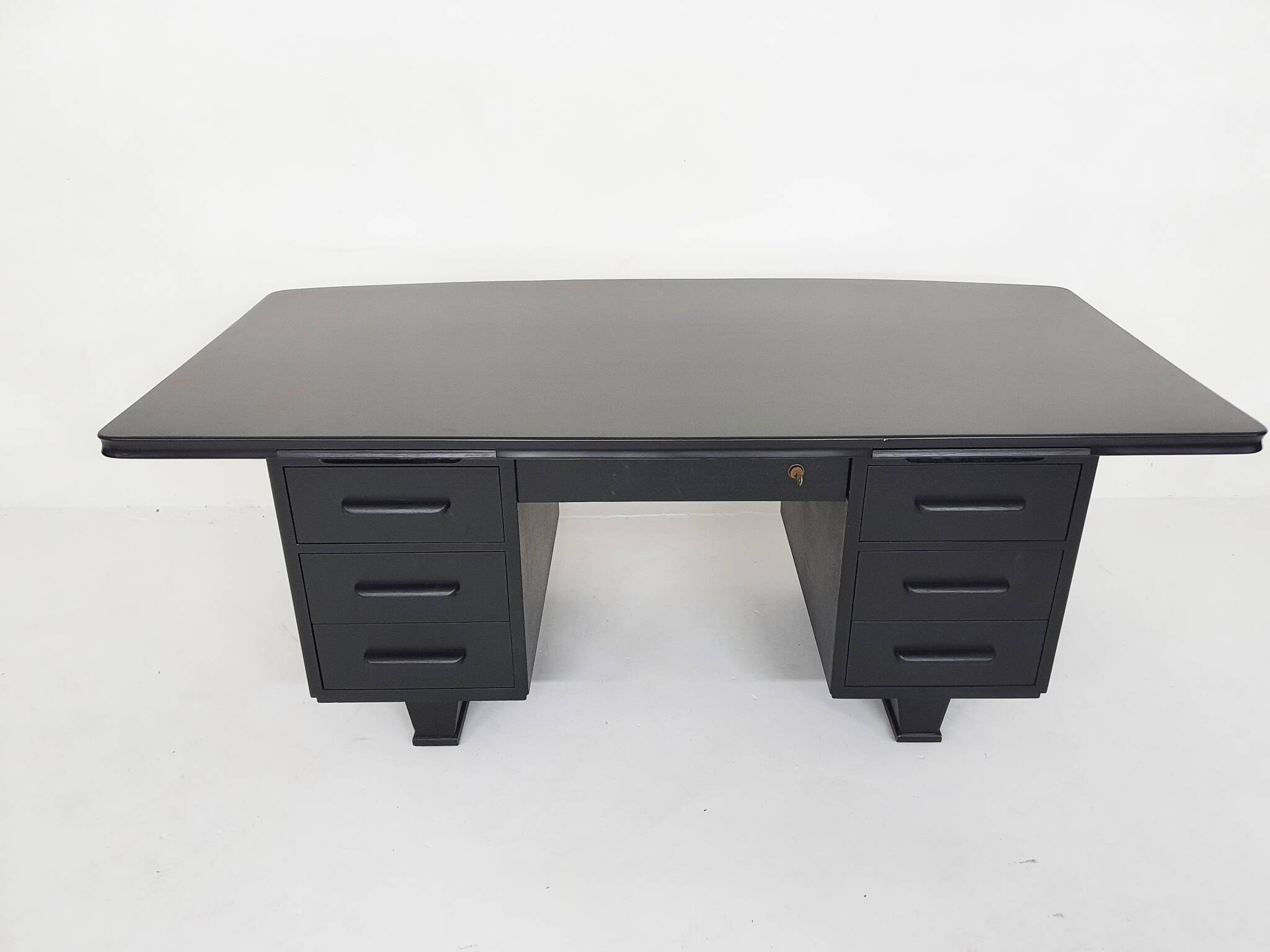 Bureau exécutif en bois noir, années 1960
