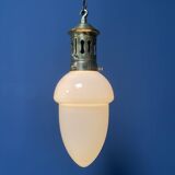 Lampe à suspension en verre opalin avec élégante monture en laiton