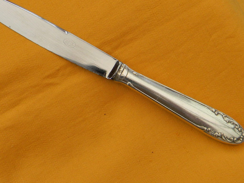 Set of 12 cheese or fruit knives handle in silver metal.