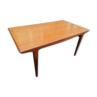 Table scandinave