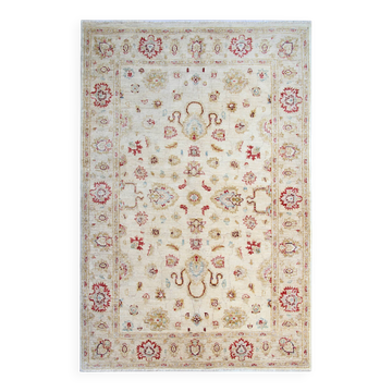 Tapis en laine écru et motif floral