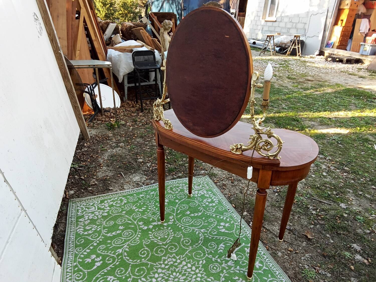 Kidney dressing table