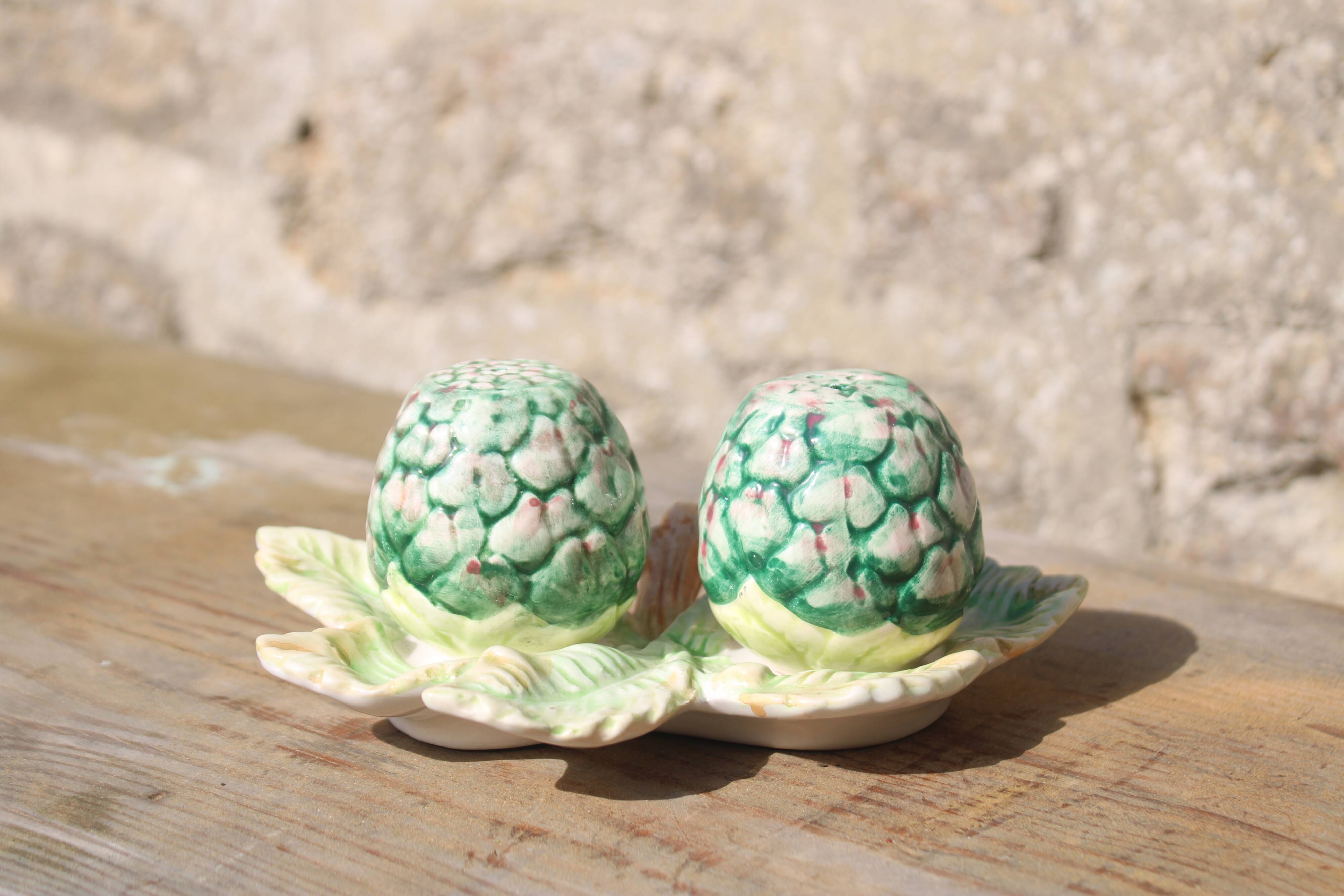 Salt & pepper set in slip – artichokes on leaf tray