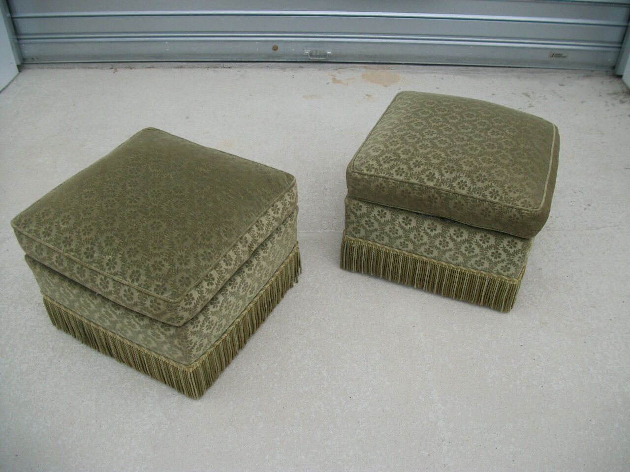 2 poufs