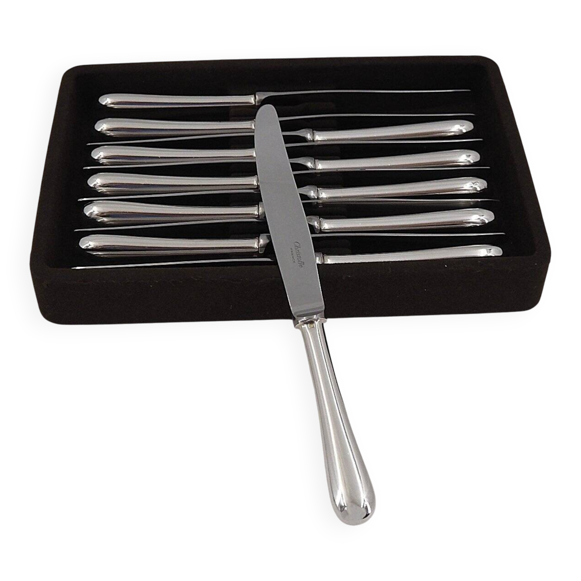 Christofle modèle Baguette, 12 couteaux de table en métal argenté, en parfait état.