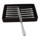 Christofle modèle Baguette, 12 couteaux de table en métal argenté, en parfait état.