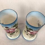 Paire de vases en opaline à décor émaillé, fin XIXe