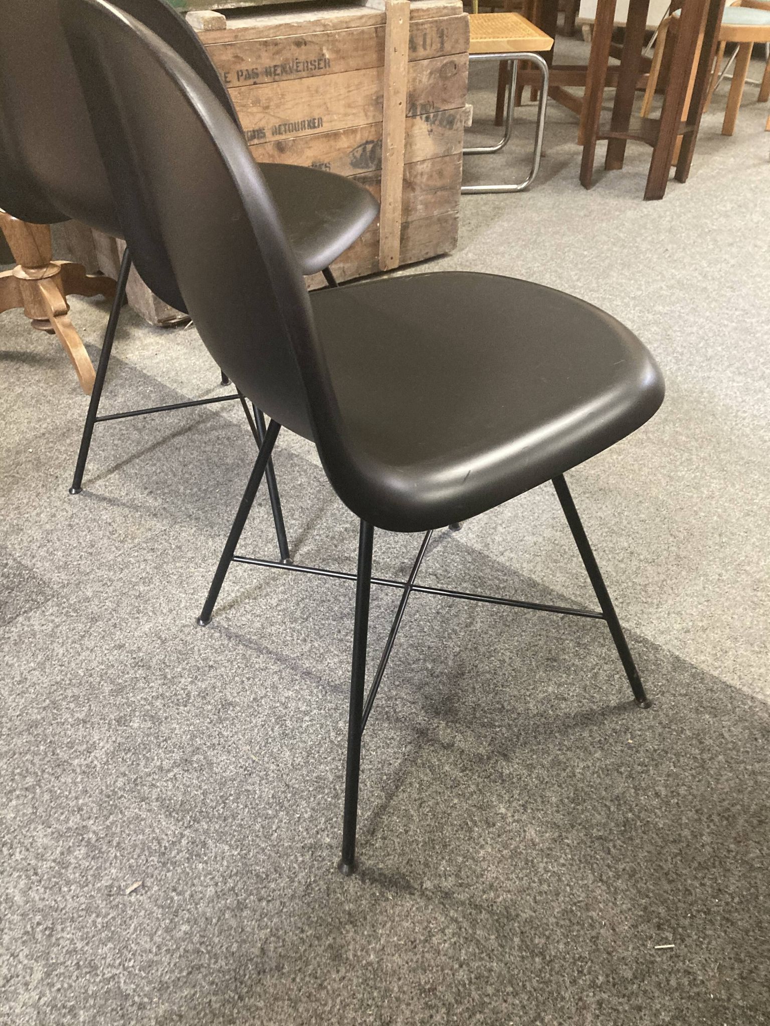 Lot de 2 chaises Gubi modèle 3d design par Komplot
