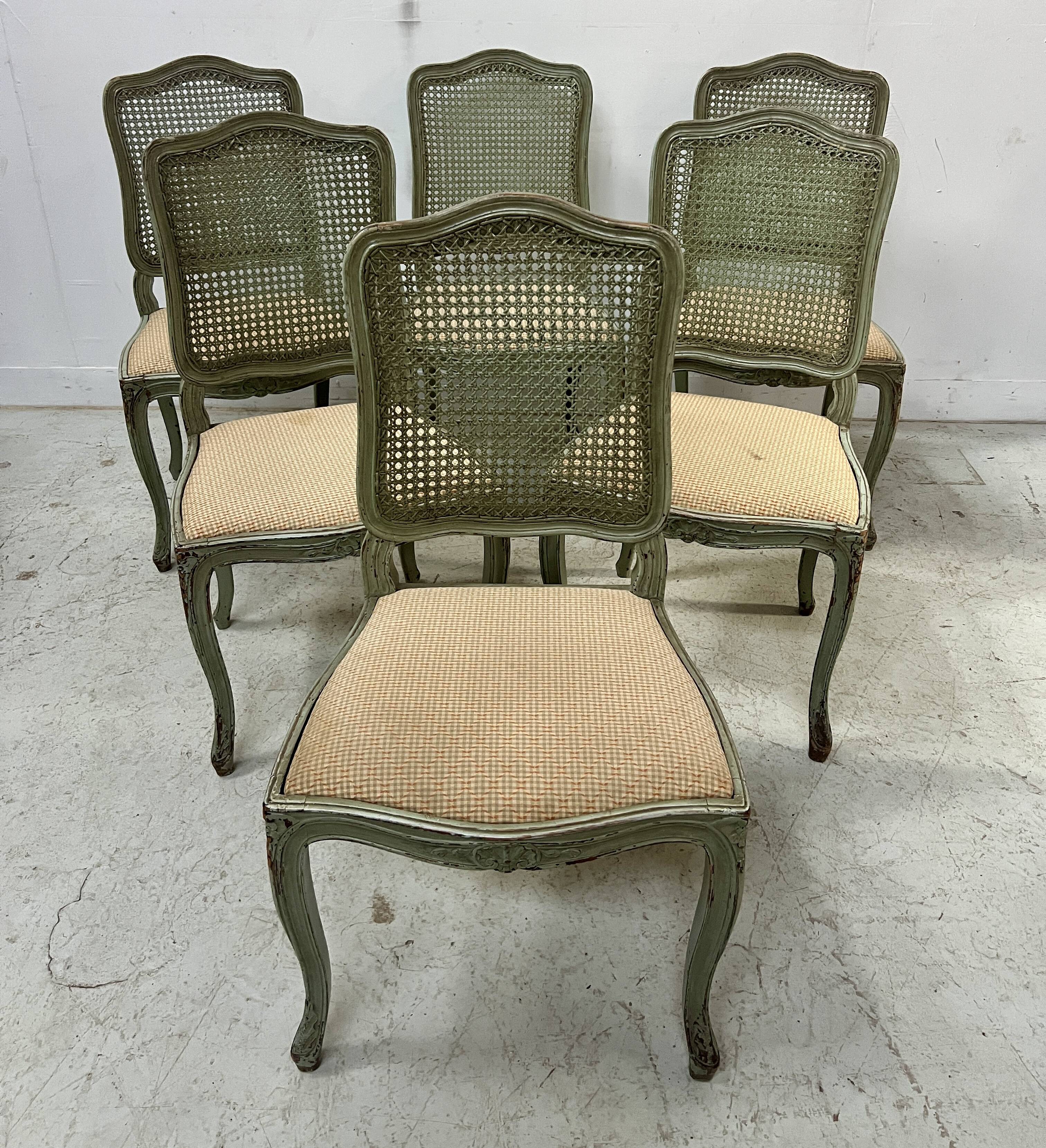 Suite de six chaises de style Louis XV en hetre laqué XX siècle
