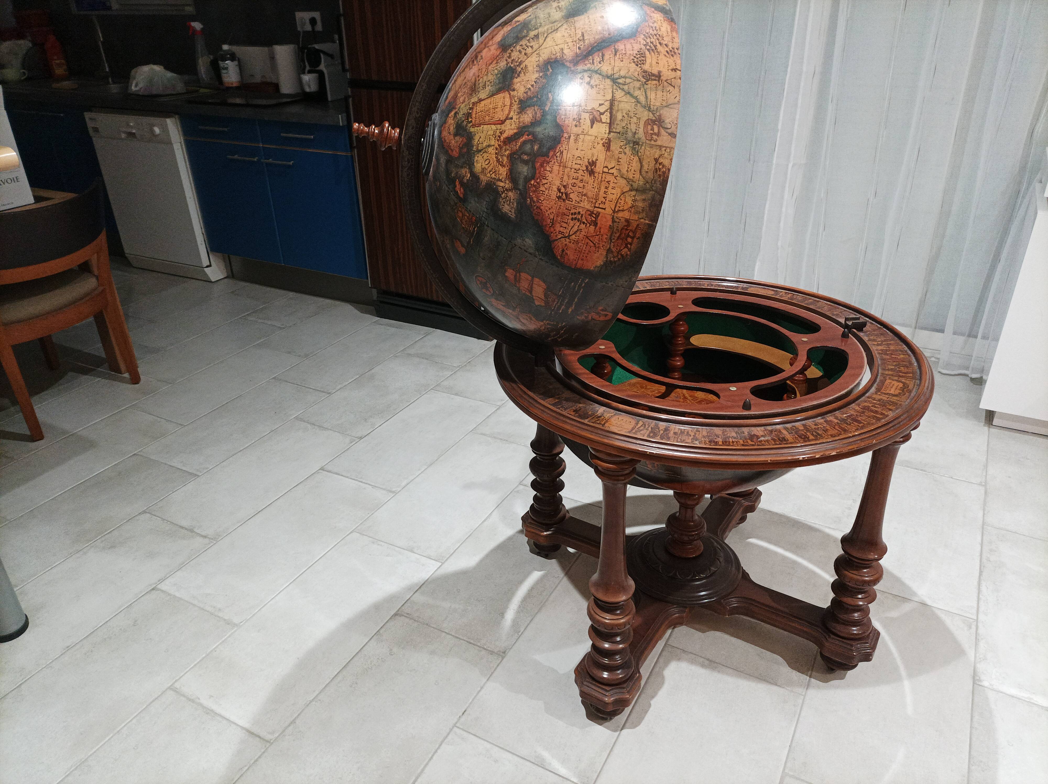 Mappemonde avec plateau tournant porte bouteilles