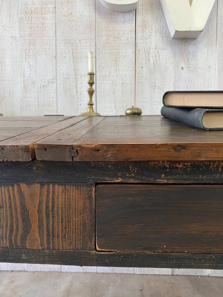 Writing desk/office desk of a notary