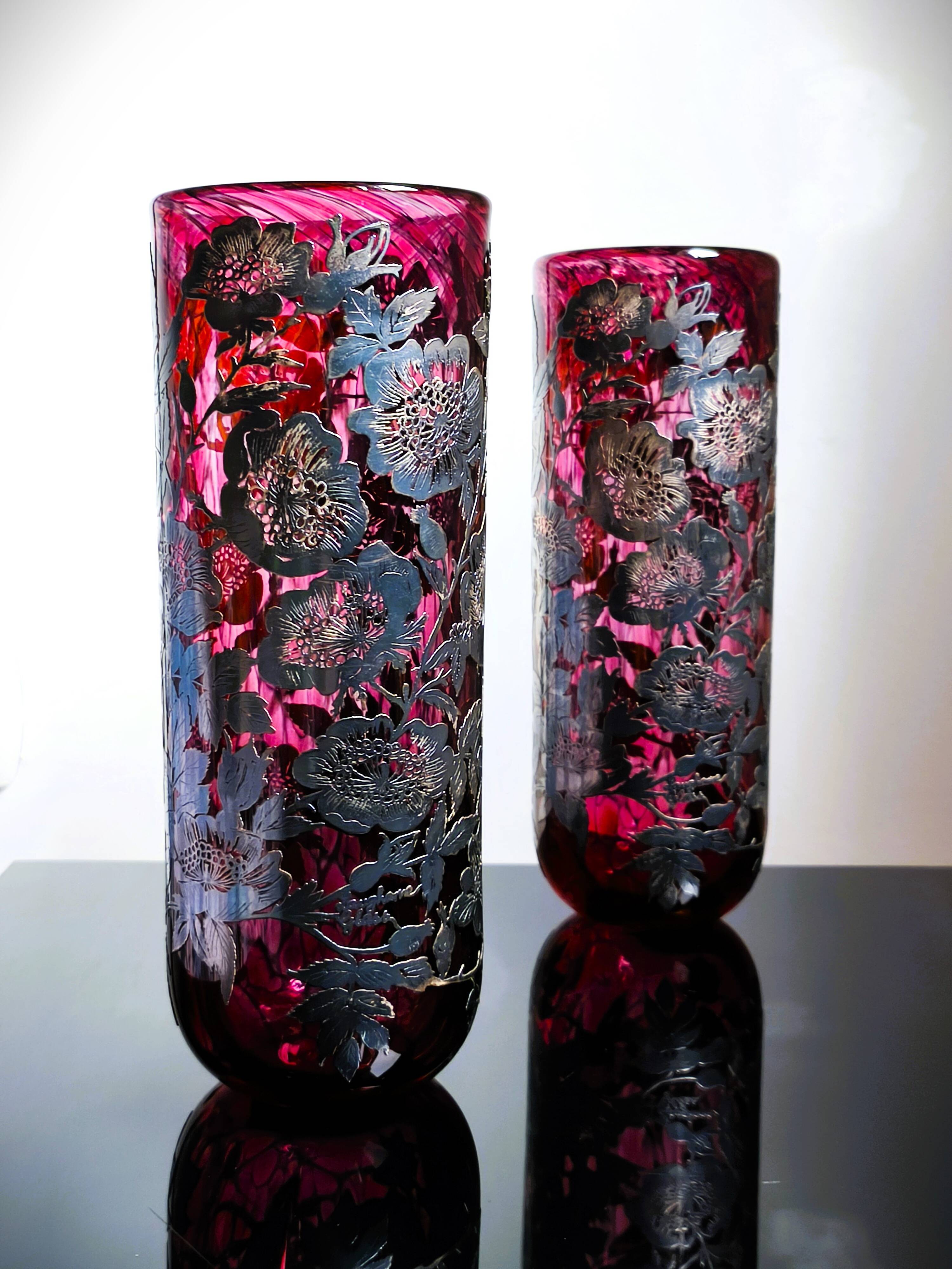 Paire de vases Laugharne avec revêtement en argent, en verre soufflé à la main de couleur rubis marbré.
