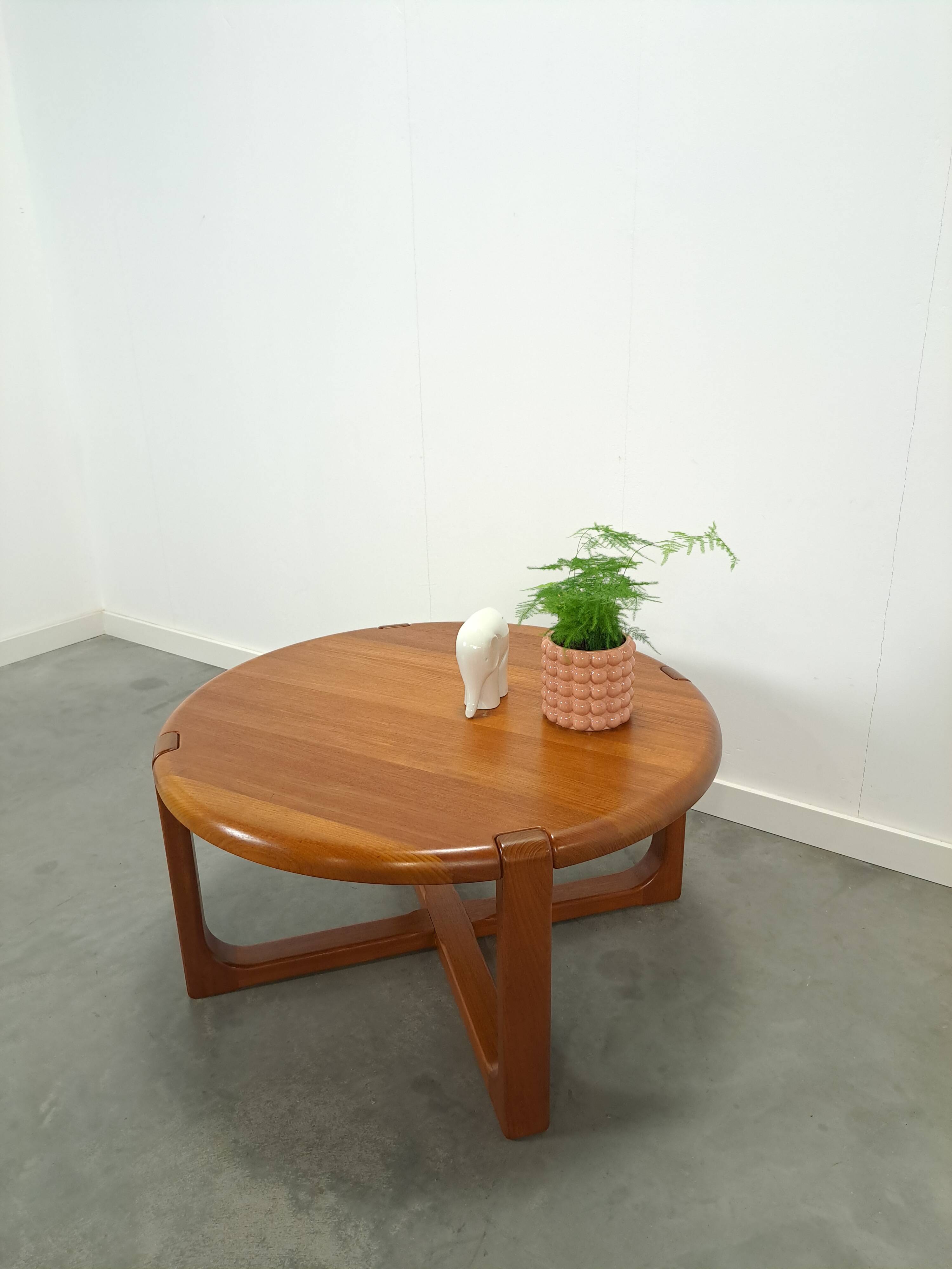 Table basse ronde en teck Niels Bach Danemark