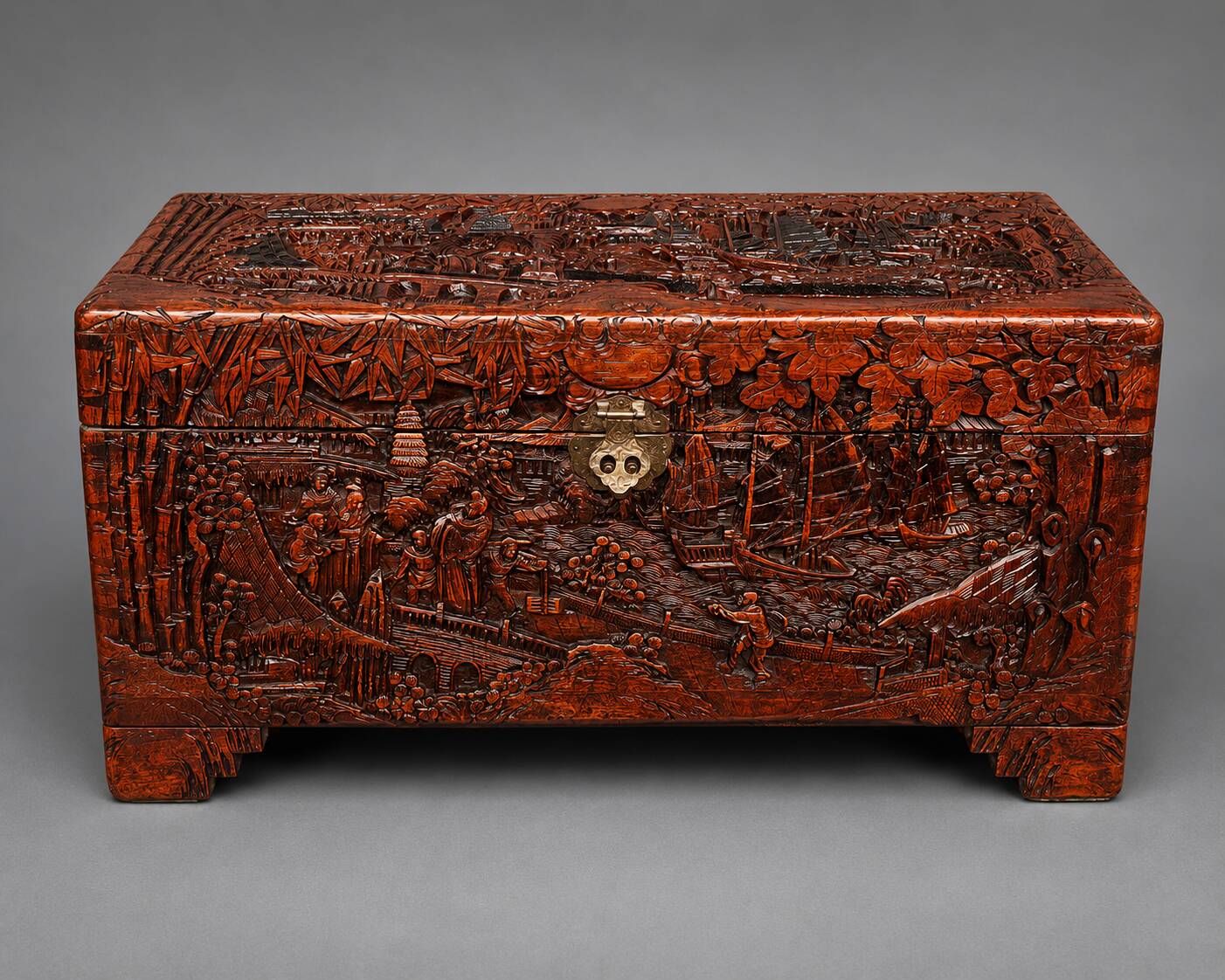 Coffre en camphre sculpté. Chine. XXe siècle. 40x80x38 cm.