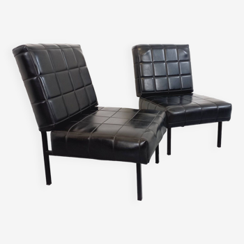 Suite de 2 fauteuils chauffeuses modernistes vintage en skai et métal des années 60