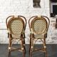 Table et chaises de bistrot parisien .