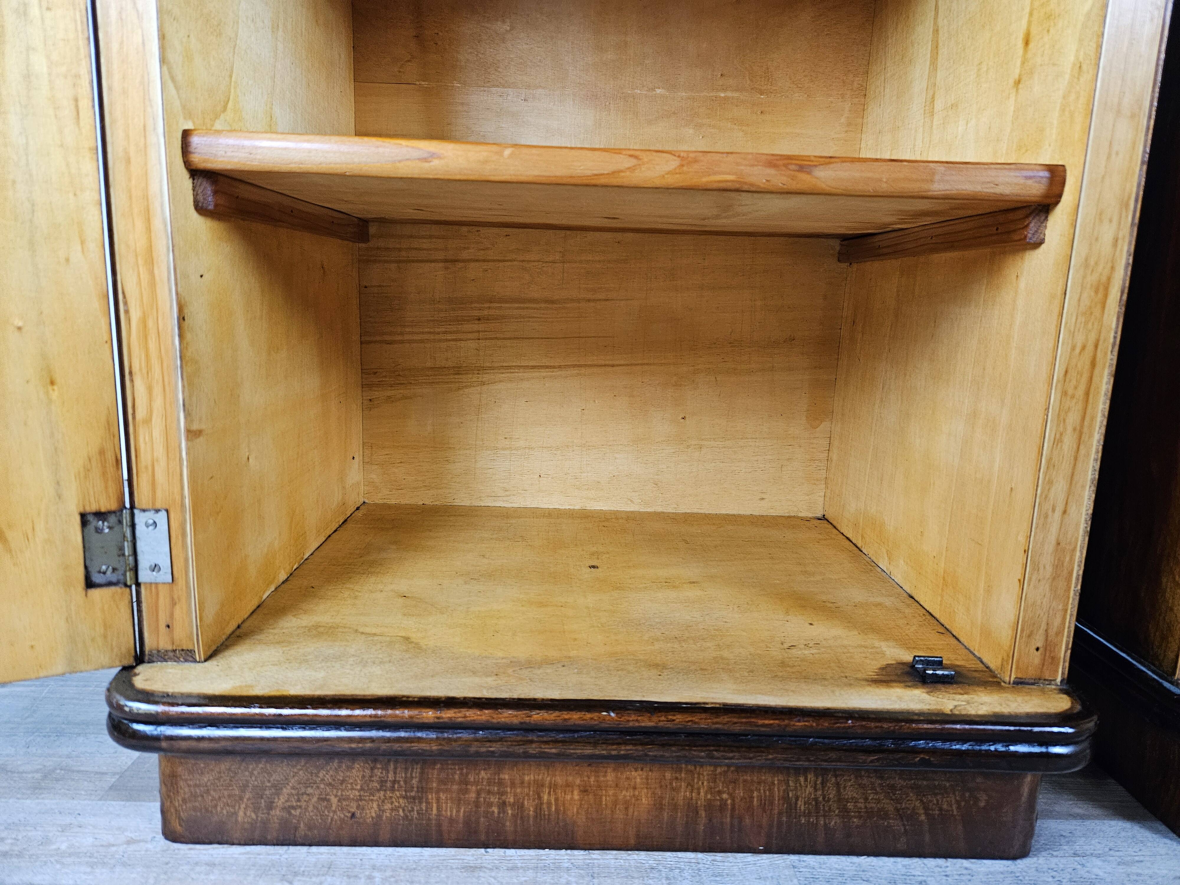 1940 Art Decò nightstands in walnut with door and shelf