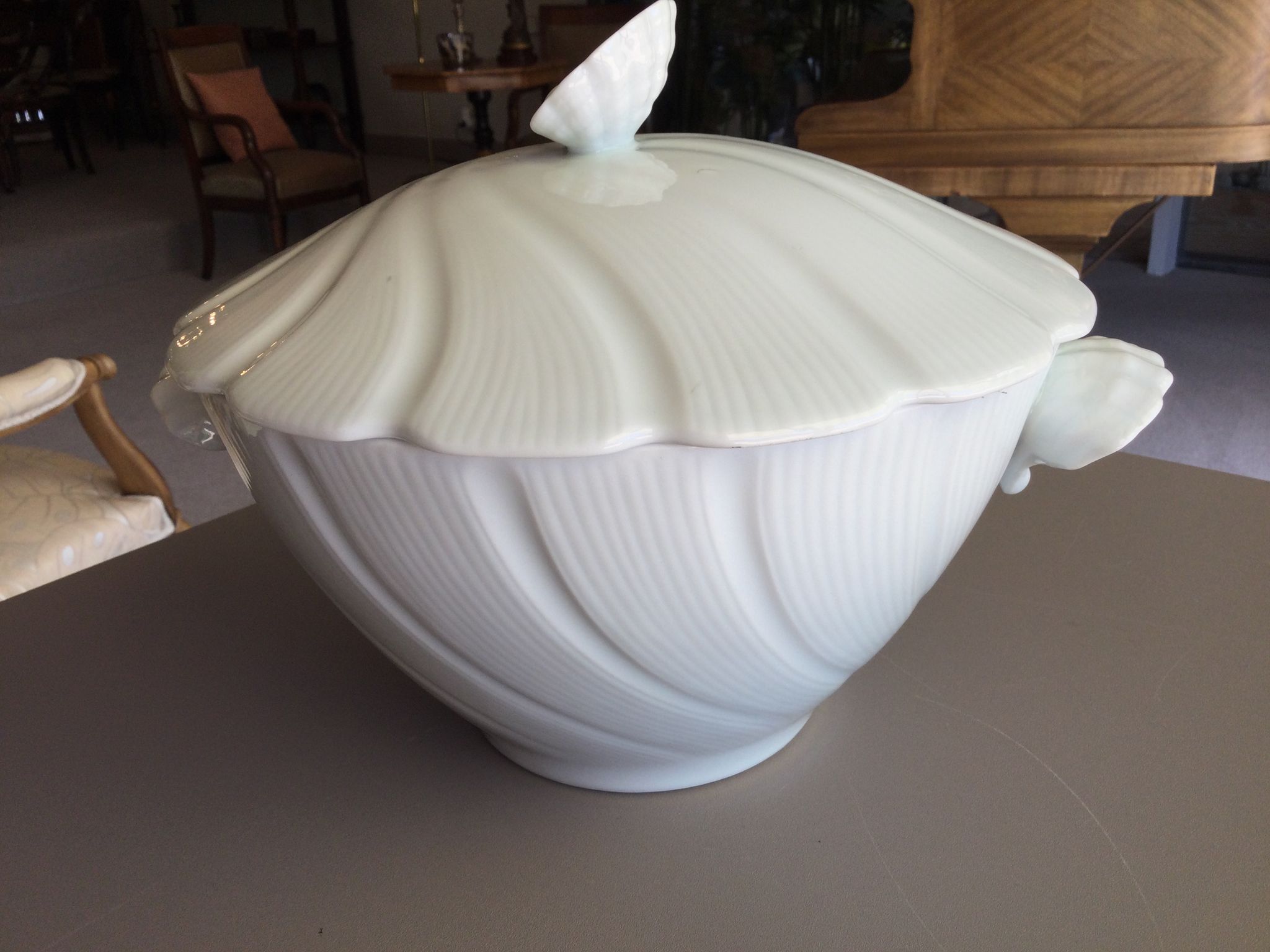 Soupière blanche en porcelaine de Limoges