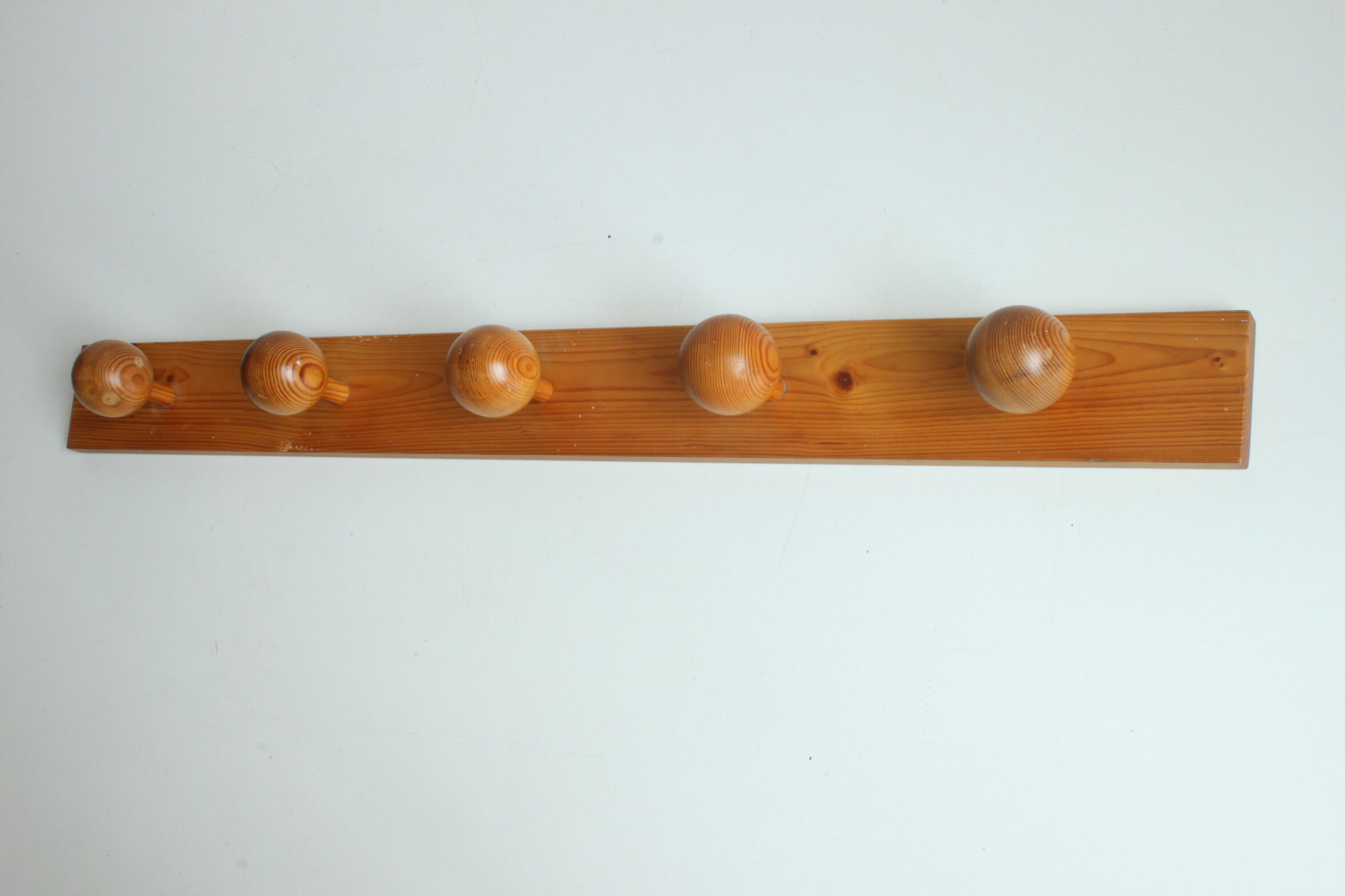 Scandinavian pine wooden ball shaped coat hooks, 1970s.
