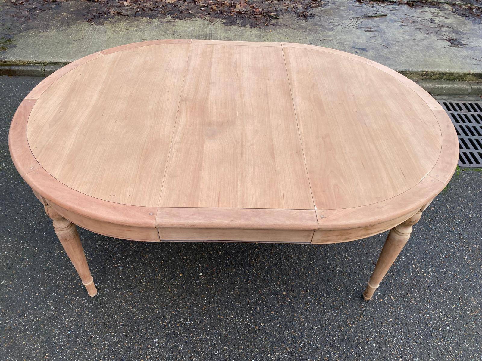 Renovated Louis Philippe round extendable dining table from the 19th century, 210cm.