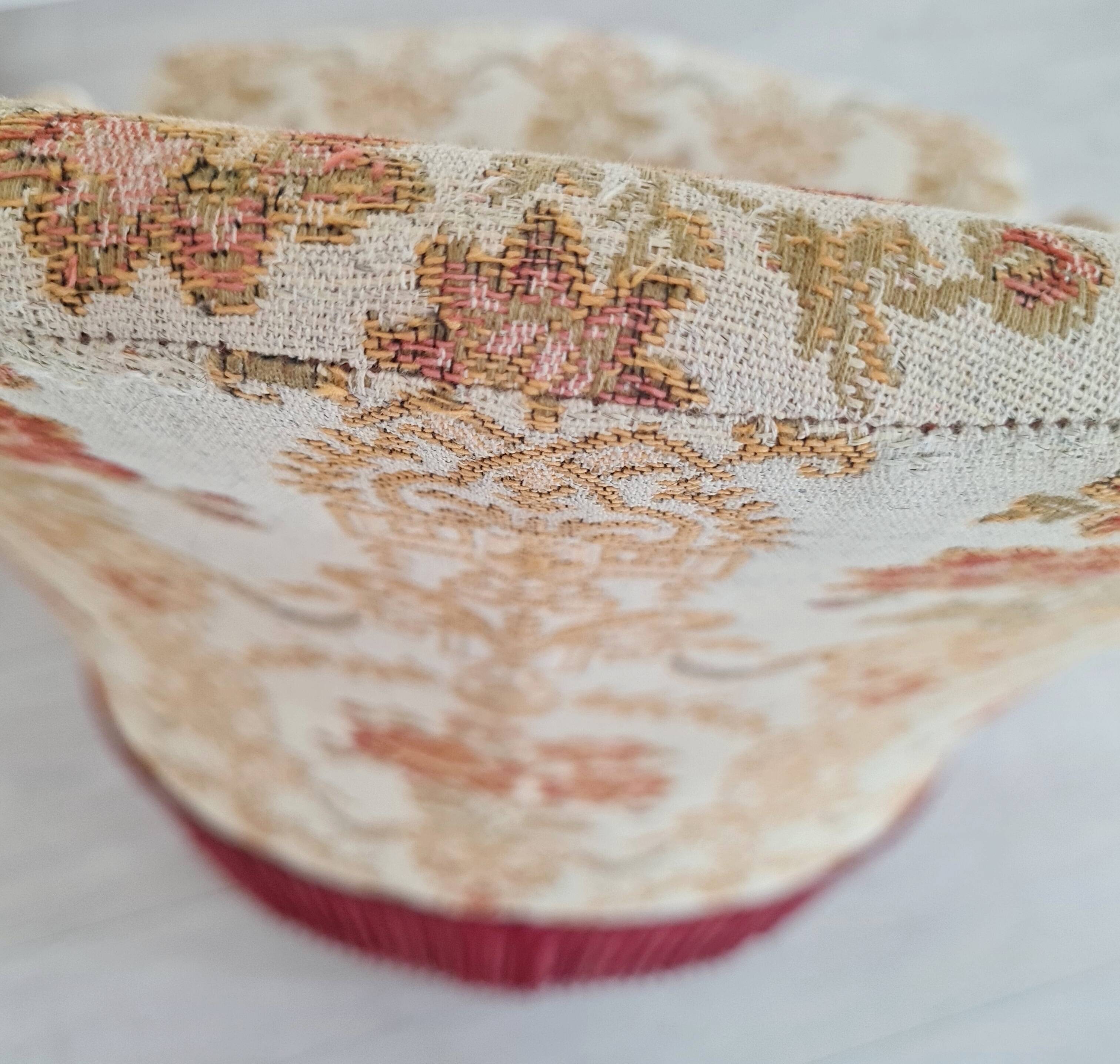 Beige toad armchair with floral patterns and red fringes