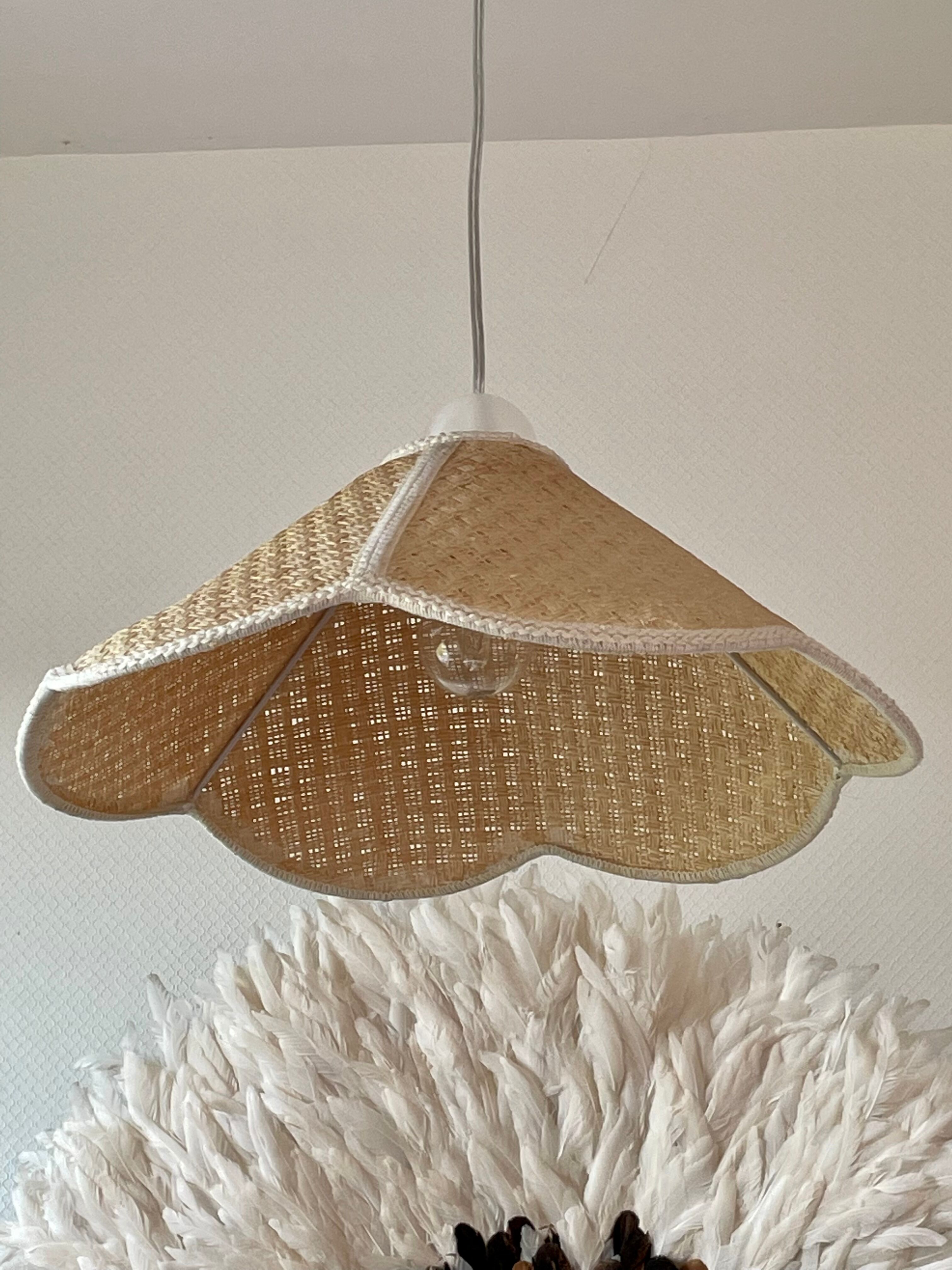 Suspension fleur en rotin vintage beige