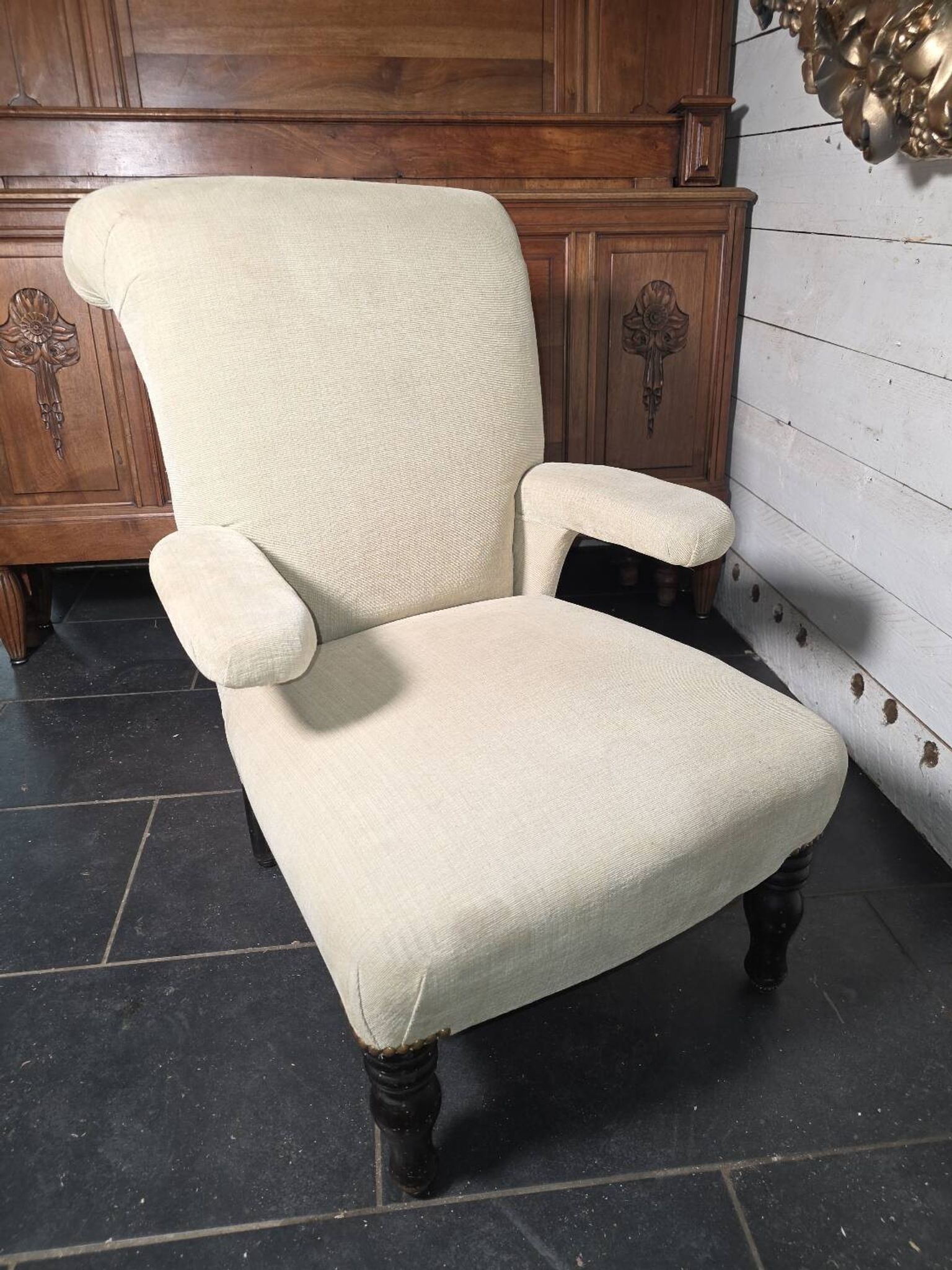 Napoleon III crapaud armchair with a reclined backrest