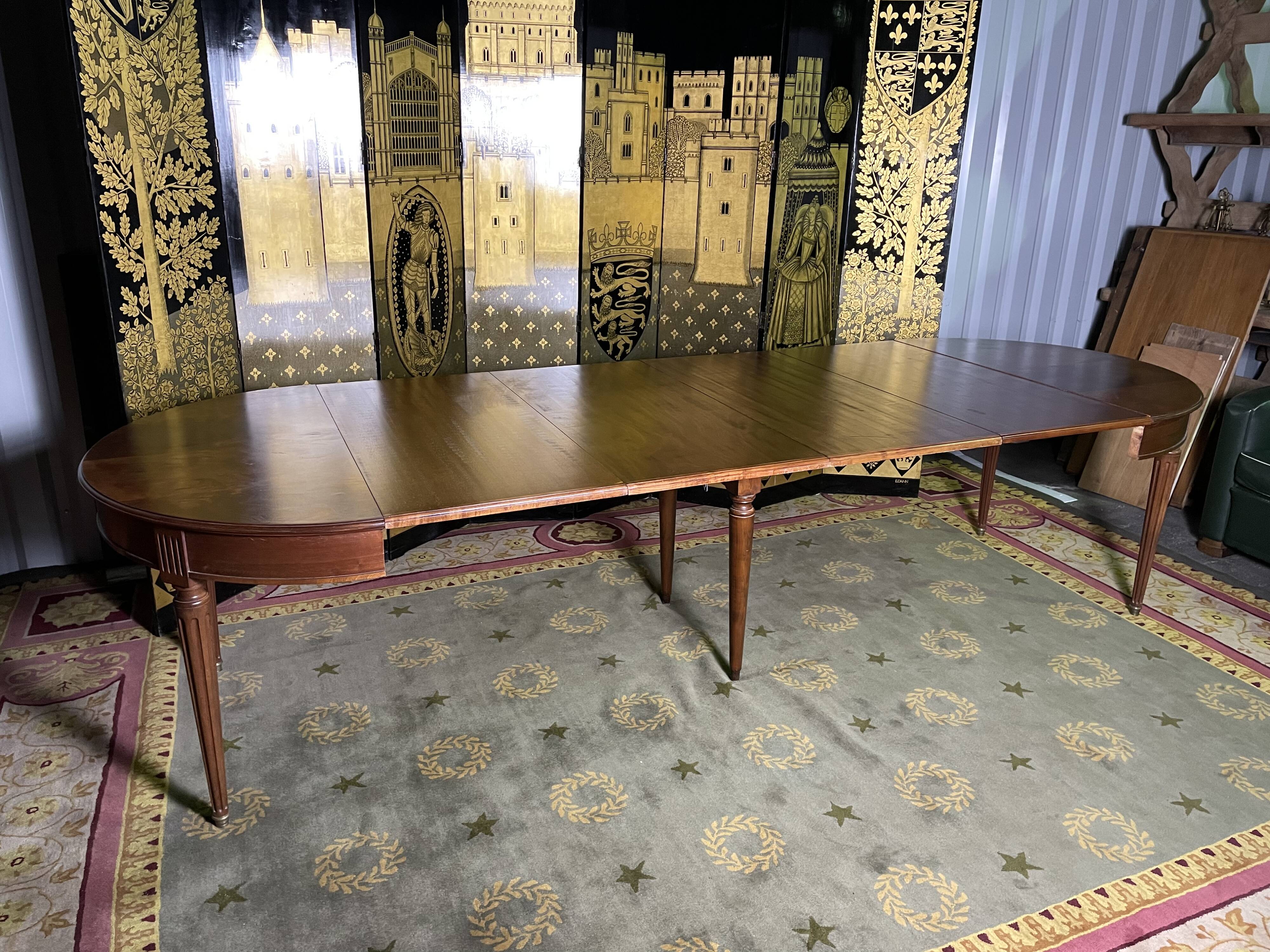 Round dining table Louis XVI style + 4 extensions