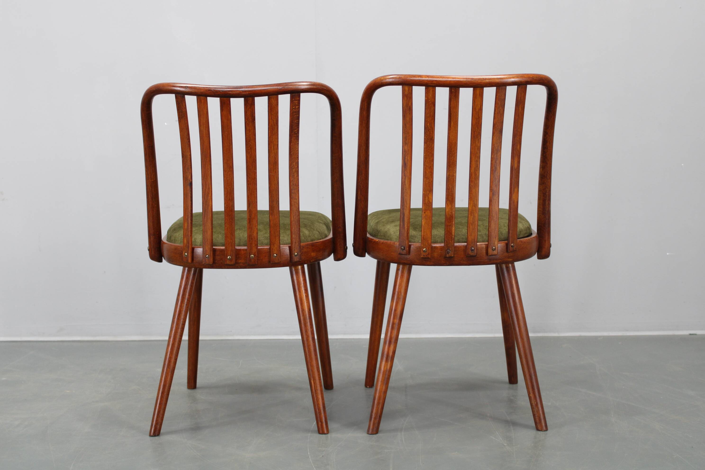 Ensemble de quatre chaises de salle à manger Šuman en hêtre, style milieu du siècle, datant des années 1960, avec revêtement restauré.