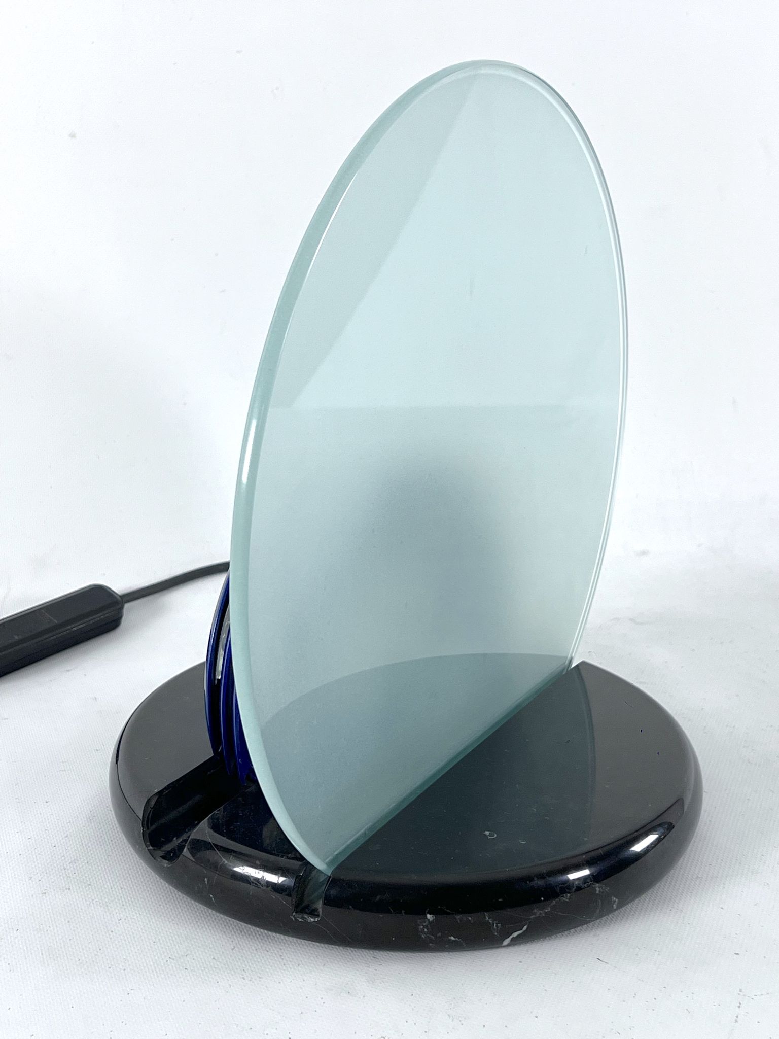 Mid-Century Gong table lamp in marble and glass by Bruno Gecchelin for Skipper. Italy 1981