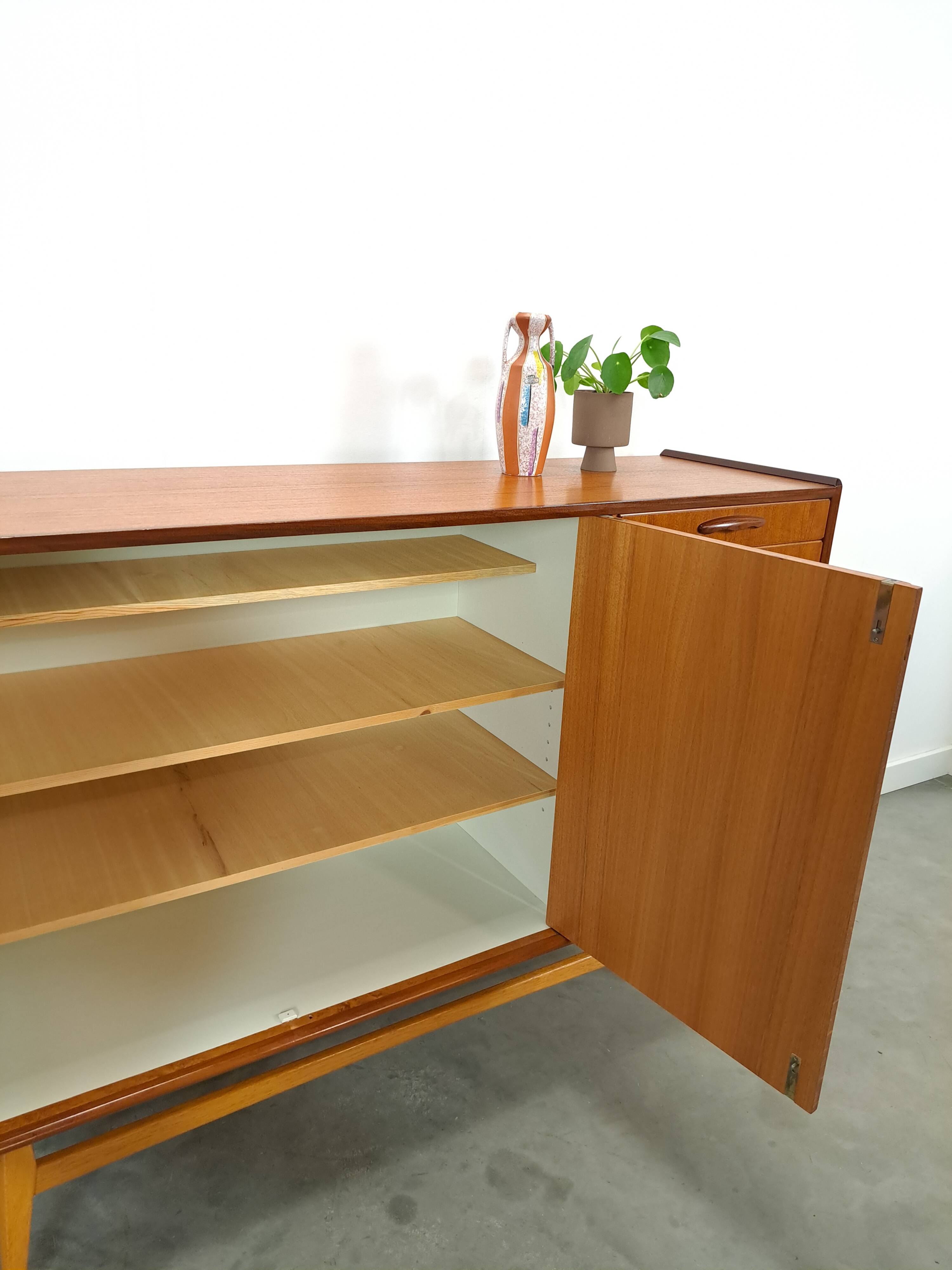 Teak kast met schuine poten en lades uit Zweden