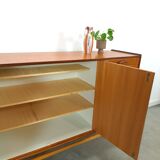 Teak kast met schuine poten en lades uit Zweden