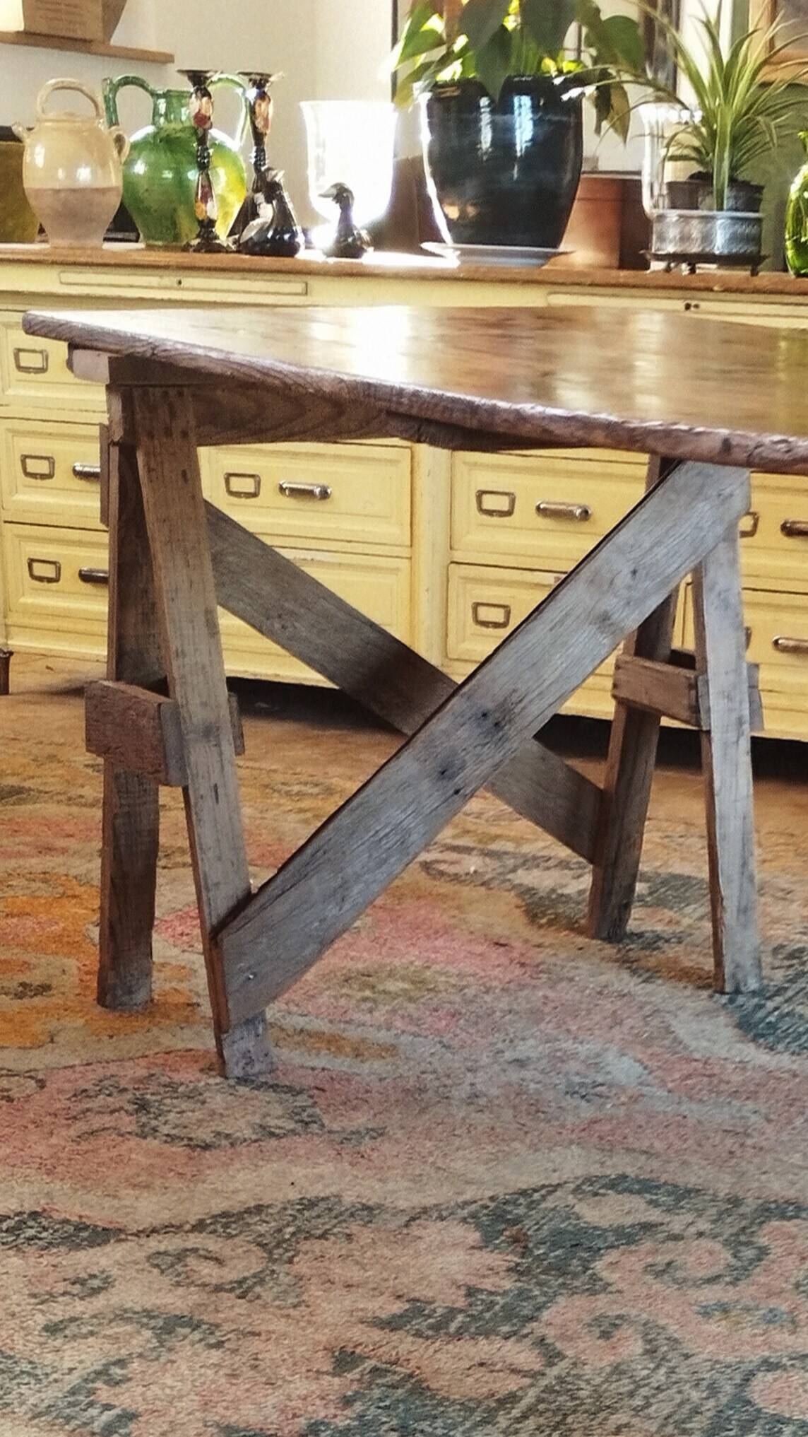 Table de ferme rustique patinée sur de lourds tréteaux