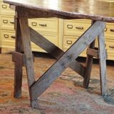 Table de ferme rustique patinée sur de lourds tréteaux