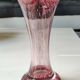 Vase floral/Verrerie de Clichy/Tons camaieus de roses. Motifs à points/Volutes. Haut 25,5 cm